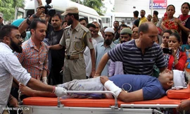 Người bị thương trong vụ tai nạn xe buýt được chuyển đến bệnh viện. Ảnh: Tân Hoa Xã