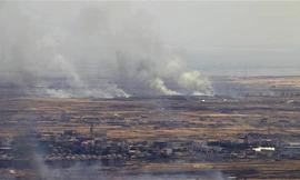 Bức ảnh chụp tại Cao nguyên Golan cho thấy khói bốc lên từ phía biên giới Syria ngày 26/6. Ảnh: AFP
