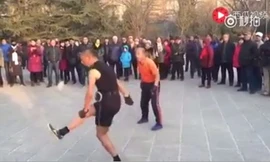 Tròn mắt với màn giao đấu đá cầu điêu luyện của hai ông lão 