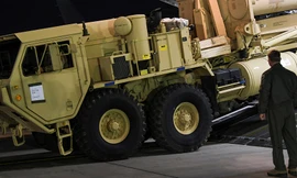 Một tên lửa đánh chặn của THAAD đến căn cứ không quân Osan của Mỹ tại Pyeongtaek, Hàn Quốc. Ảnh: Yonhap
