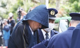 Yasumasa Shibuya bị áp giải đến hiện trường vứt xác bé Nhật Linh ở Abiko ngày 15/4. 