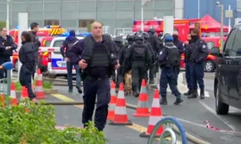 Lực lượng an ninh phong tỏa bên ngoài sân bay Orly. Ảnh: AP