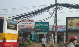 Quốc lộ 32: Cột điện lơ lửng trên đầu người dân