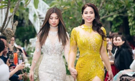 Sau hơn 10 năm xa cách, Lý Hương và con gái đã được nắm tay nhau trên sàn catwalk