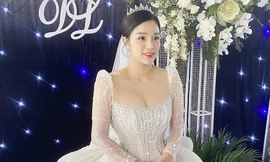 Không chỉ chi mạnh tiền, cầu thủ Bùi Tiến Dũng còn lên ý tưởng thiết kế váy cưới tặng vợ
