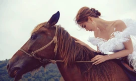 Đã quen nhìn Ngọc Trinh hở bạo, khán giả sẽ bất ngờ với Ngọc Trinh dịu dàng kín đáo