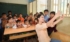 Hoa hậu Lương Thùy Linh giúp trẻ em Lũng Lìu xây ước mơ từ con đường trên núi