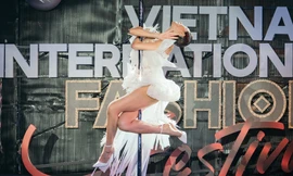 Phương Mai táo bạo đưa múa cột lên sân khấu thời trang nhưng không bị chê phản cảm