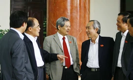 Các đại biểu Quốc hội khóa XII trao đổi bên hành lang Quốc hội. Ảnh: Hồng Vĩnh