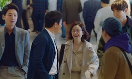 Hết nhắc tên, biên kịch “Hospital Playlist” còn cho cả sản phẩm có hình BTS vào phim