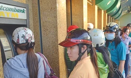 Thu phí rút tiền nội mạng: Ngân hàng vẫn kêu lỗ !