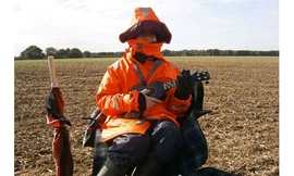 Chàng trai 22 tuổi vừa tốt nghiệp đại học nhưng làm bù nhìn để kiếm sống