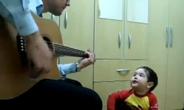 Ngộ nghĩnh bé 2 tuổi đàn hát cùng cha ca khúc Beatles
