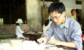 Nguyễn Tấn Phong làm thêm ở xưởng cá với hy vọng kiếm đủ tiền nhập học