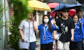 Thí sinh Hà Nội vui vẻ trước khi bước vào bài thi môn Toán. Ảnh: Như Ý