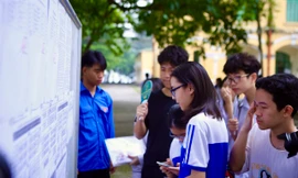 Thi vào 10 tại Hà Nội: Học sinh chống nạng đến trường làm thủ tục thi