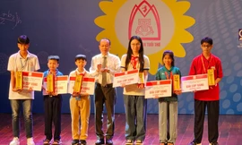 Các em học sinh quận Hoàn Kiếm nhận 2 giải Cup Vàng đồng đội