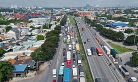 Cao tốc TPHCM - Long Thành bị đóng, ô tô 'rồng rắn' trên quốc lộ