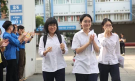 Thí sinh vui vẻ ra khỏi phòng thi môn Toán. Ảnh: Trọng Tài