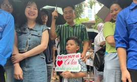 Những hình ảnh có một không hai ở kỳ thi vào 10 tại Hà Nội