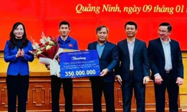 Hai Long nhận bằng khen, trao thưởng của UBND tỉnh và CLB bóng đá Quảng Ninh.