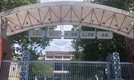 Cổng ngoài sân Lạch Tray. Trừ mặt sân mới được làm lại, nhiều hạng mục nâng cấp, sửa chữa sân vẫn chưa được thực hiện dù xuống cấp nghiêm trọng ảnh Nguyễn Hoàn