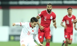 Các cầu thủ Việt Nam gặp khó trong việc xuyên thủng hàng thủ Singapore ảnh Hữu Phạm