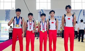 VĐV Nguyễn Minh Triết (phải) bị chấn thương nặng lúc tập luyện