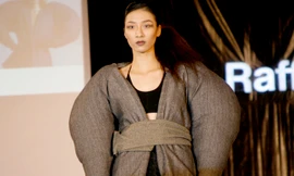 Toát mồ hôi với chiếc áo vừa dầy vừa rộng. Ảnh: Đức Hoàng