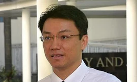 Cựu giáo sư luật Tey Tsun Hang đổi điểm lấy tình