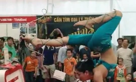 Thiếu nữ chân dài trổ tài trước đám đông