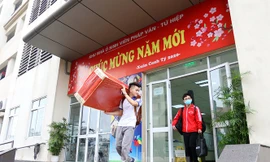 Sinh viên nhanh chóng di chuyển sang khu ở mới nhường chỗ cách ly cho người từ vùng dịch trở về