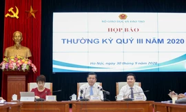PGS.TS Nguyễn Thu Thủy trả lời báo chí (ngoài cùng bên trái)
