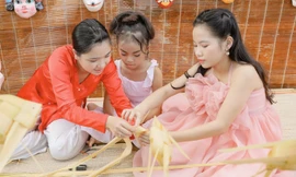 Bảo tàng áo dài hướng dẫn thiếu nhi làm đồ chơi bằng lá dừa