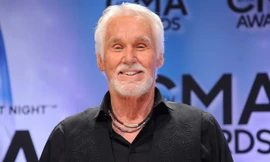 Huyền thoại âm nhạc Kenny Rogers qua đời ở tuổi 81. 