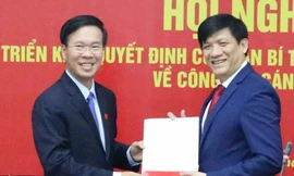 GS Nguyễn Thanh Long (phải) vừa được Thủ tướng Chính phủ điều động bổ nhiệm Thứ trưởng Bộ Y tế