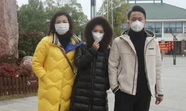 Zixuan Wang (giữa) đại diện hơn 500 du học sinh mắc kẹt ở Vũ Hán viết thư thỉnh cầu chính phủ Australia cho phép và giúp đỡ họ trở lại Australia học tiếp. Ảnh: Australian.