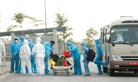 Xe đưa người mắc COVID -19 ở Guinea Xích đạo về tới bệnh viện Nhiệt đới