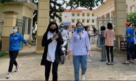 Thí sinh ra khỏi phòng thi tại điểm thi trường THPT Thanh Hà, Huyện Lạc Thủy, Hòa Bình. Ảnh: Đỗ Hợp