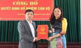 Trao Quyết định bổ nhiệm Giám đốc Sở GD&ĐT Hòa Bình cho bà Bùi Thị Kim Tuyến - Ảnh: Báo Hòa Bình