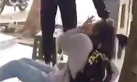 Nữ sinh lớp 10 bị đánh. Ảnh cắt từ clip