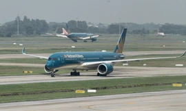 Chuyến bay đặc biệt đưa hơn 100 người mắc COVID -19 ở Guinea Xích đạo về tới Nội Bài