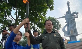 Hôm 7/7, đồng chí Vũ Trọng Kim dâng hương tưởng niệm các anh hùng liệt sĩ, tiếp lửa từ đài lửa tưởng niệm vào từng ngọn đuốc của đoàn viên và đội viên danh dự.