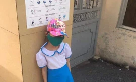 Đi học sớm, 1 học sinh bị bắt đứng ngoài cổng trường giữa trưa nắng.