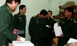 Biên phòng Đồ Sơn kiểm tra số Ipad thu được