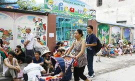 Thiếu trường mầm non, nên phụ huynh phải xếp hàng xin học cho con. Ảnh: Hồng Vĩnh