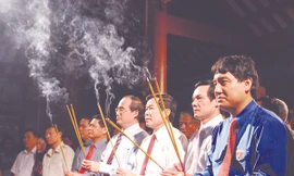 Ngày 26-7, lãnh đạo Chính phủ, Bộ Thông tin Truyền thông, T.Ư Đoàn, tỉnh Thái Nguyên... thắp hương tưởng niệm các anh hùng liệt sĩ tại Đại Từ - Thái Nguyên. Đêm cùng ngày tuổi trẻ cả nước cùng thắp nến tri ân tại các nghĩa trang liệt sĩ Ảnh: P.V