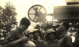 Ảnh: Siêu pháo đài bay B52 rơi trên bầu trời Hà Nội