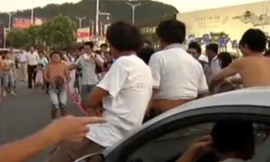 Úp bát trên bụng, kéo ô tô nặng 2,2 tấn