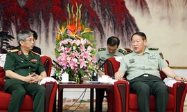 Bộ trưởng Quốc phòng Trung Quốc Lương Quang Liệt (phải) tiếp Thứ trưởng Bộ Quốc phòng Việt Nam Nguyễn Chí Vịnh tháng 8-2010 tại Bắc Kinh Ảnh: TTXVN